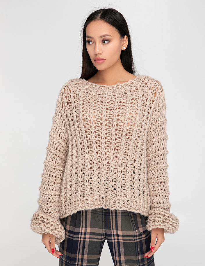 Sweter w kolorze beżowym