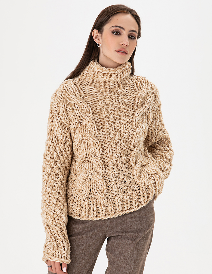 Sweter z warkoczami w kolorze crème brûlée