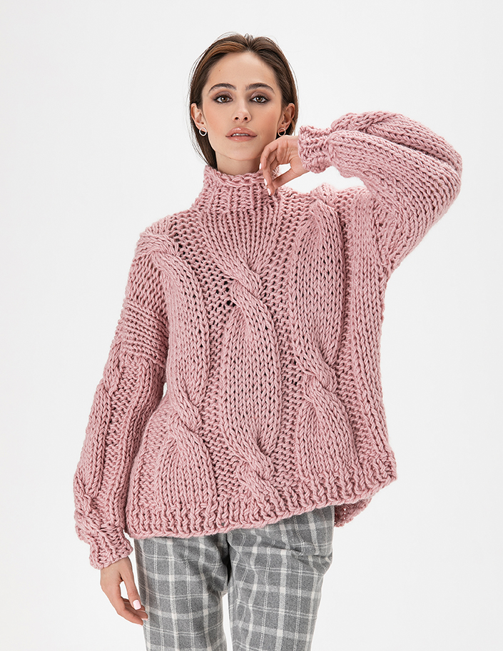 Sweter z warkoczem w kolorze pudrowym