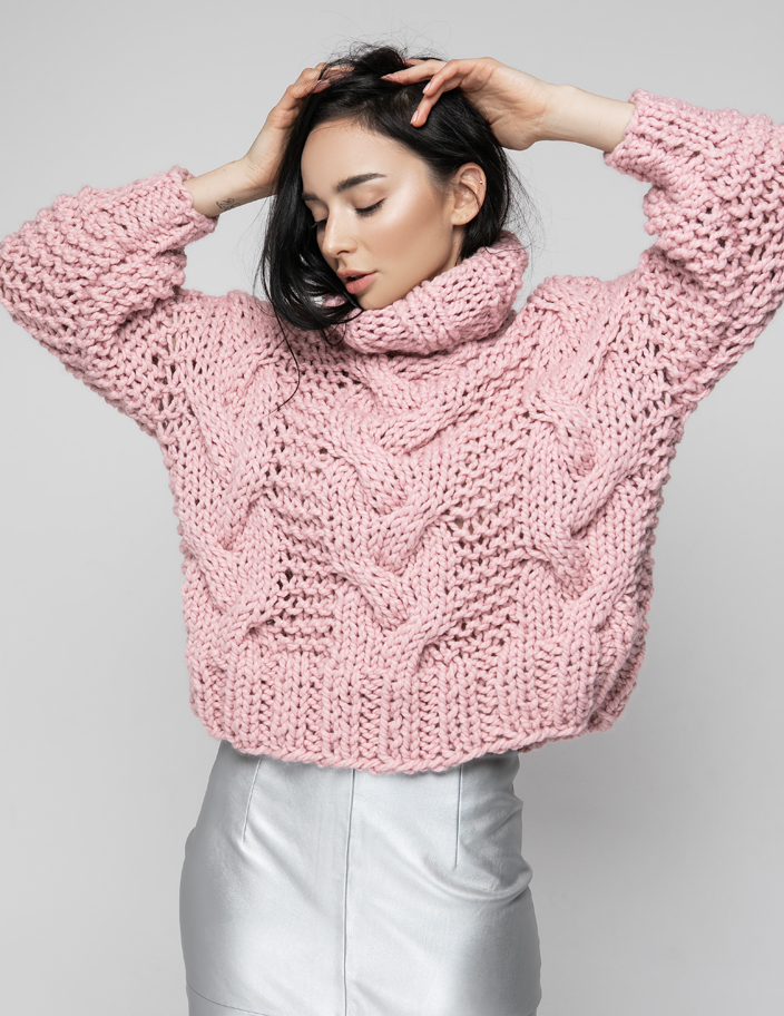 Duży dzianinowy sweter z warkoczem