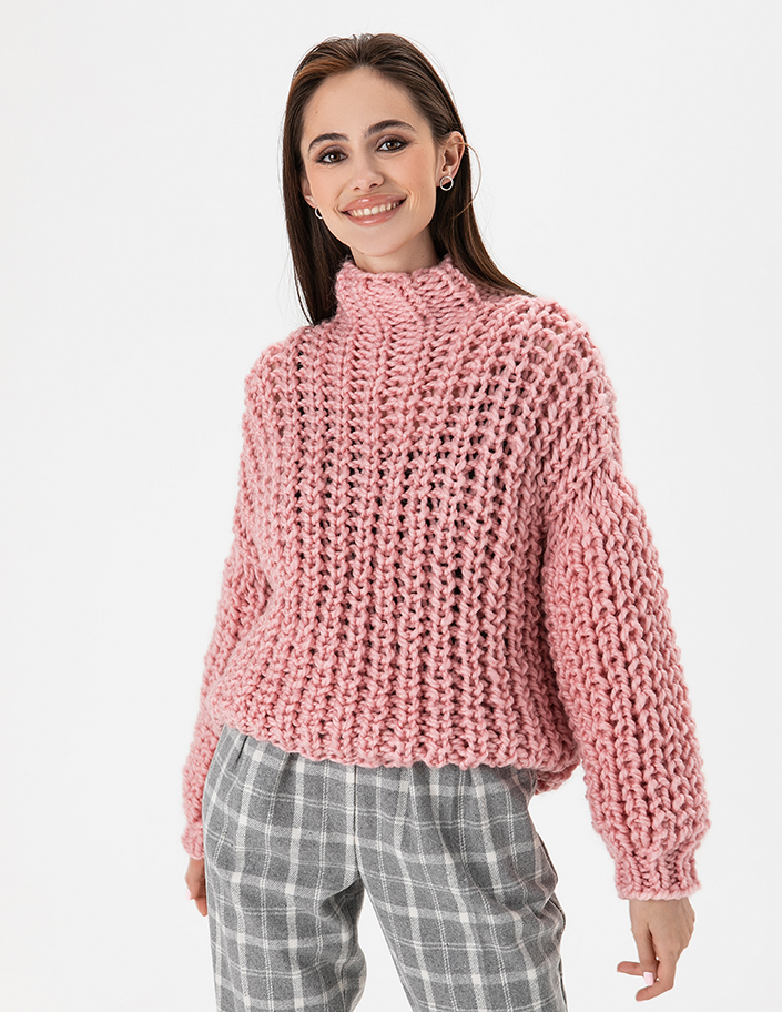 Różowy sweter z grubej dzianiny 