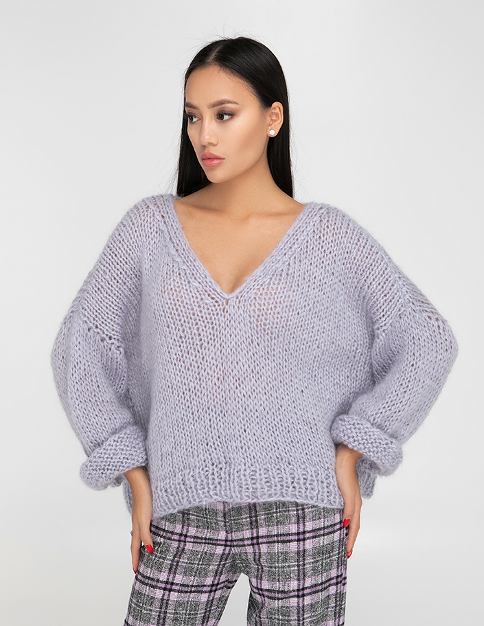 Moherowy sweter z dekoltem