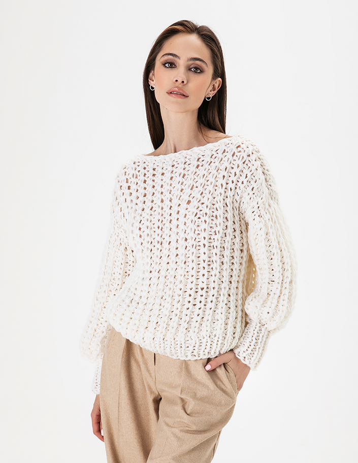 Ręcznie dziergany sweter w kolorze mlecznym