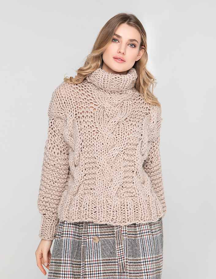 Sweter z warkoczami w kolorze beżowym