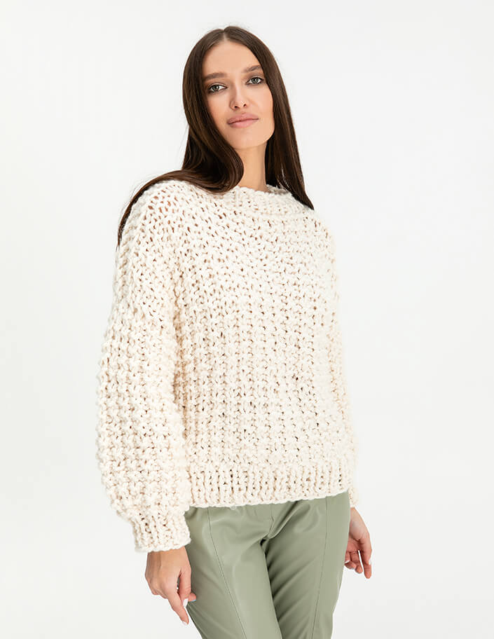 Mleczny sweter z dużej dzianiny